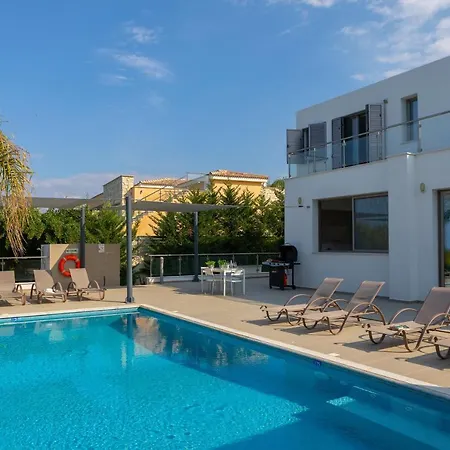 Limni - Beachfront Four Bedroom Luxury