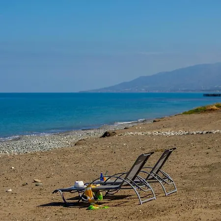 Вилла Limni - Beachfront Four Bedroom Luxury Полис