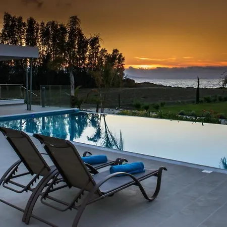 Limni - Beachfront Four Bedroom Luxury