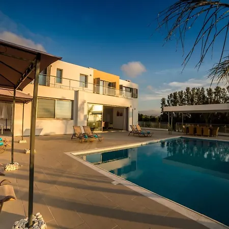 Villa Limni - Beachfront Four Bedroom Luxury Polis