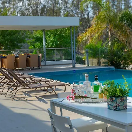 Limni - Beachfront Four Bedroom Luxury Полис