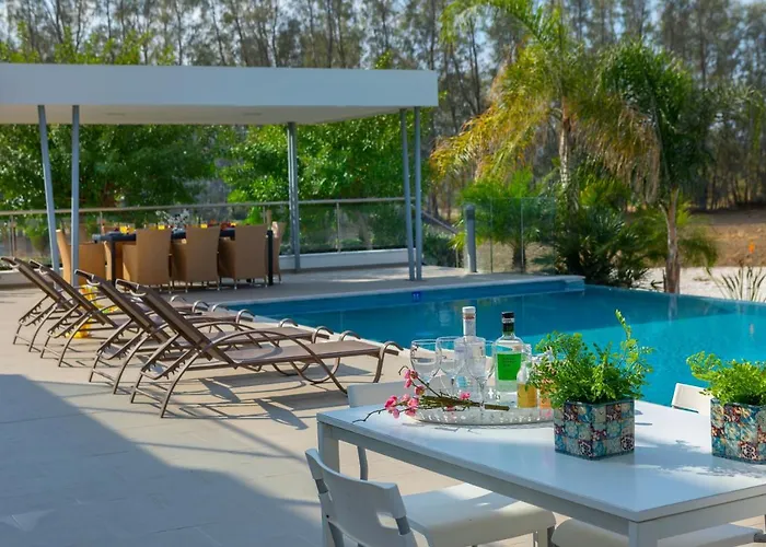 Limni - Beachfront Four Bedroom Luxury Polis